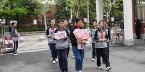 【千亿体育】水庆霞走进上海一中学，为同学们带来人生分享课和足球体育课