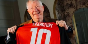 【千亿体育】❤️法兰克福授予弗格森终身会员资格，赠送10号纪念球衣