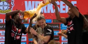 【千亿体育】享受啤酒浴！图片报：阿隆索在夺冠后的新发上被球员浇了6升啤酒