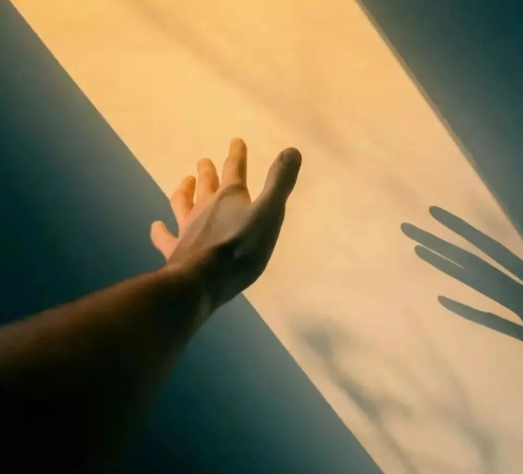 暗夜里的逆行者的图片 暗夜里的逆行者