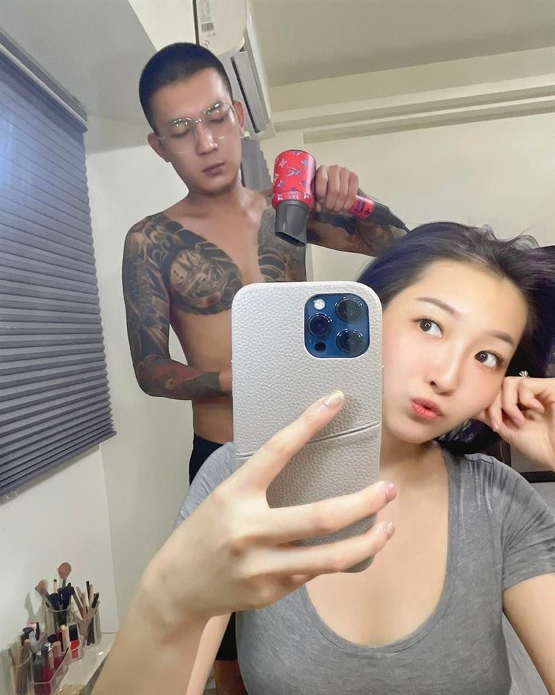 凤梨好事近了?秘书女友才改口叫「老公」手上惊见超大钻戒