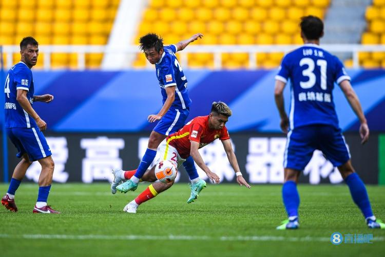 半场-严鼎皓点射斯坦丘任意球世界波扳平 广州暂1-1武汉三镇