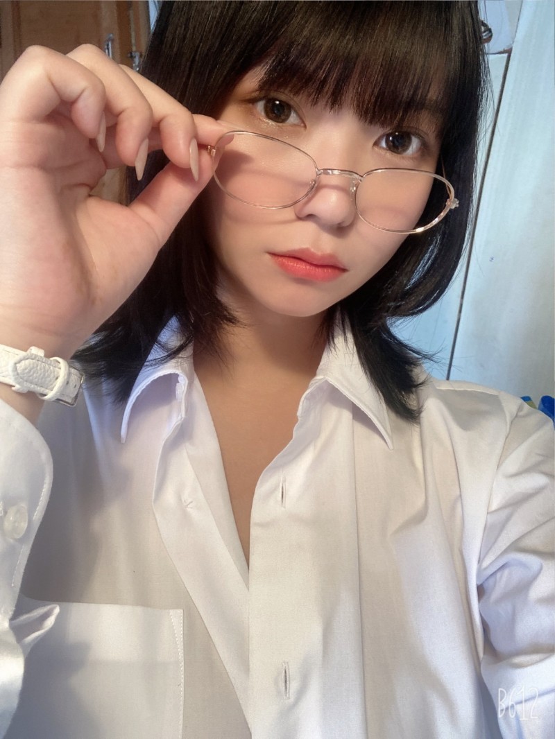 实在太大了!写真女星《大叶めも》八字 J 仅用细肩垂挂在前!