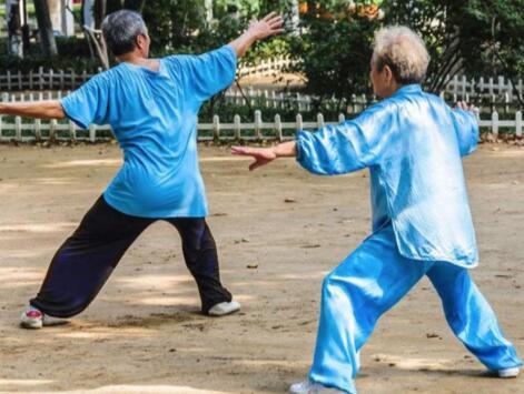 河边尽是踢腿君的图片 河边尽是踢腿君