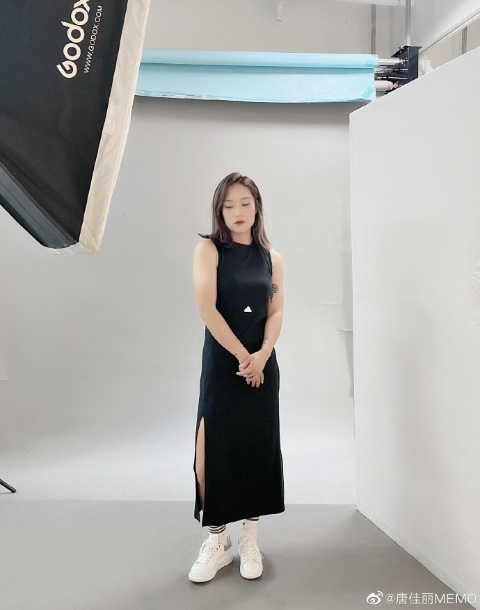 看吧友们的了..唐佳丽晒照:第一次文艺,大家能帮我配个文案么?