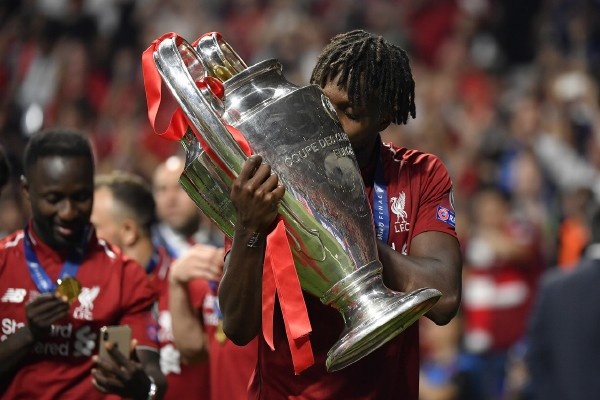 “永远的利物浦传奇”!AC米兰得到的:不只是一条锦鲤