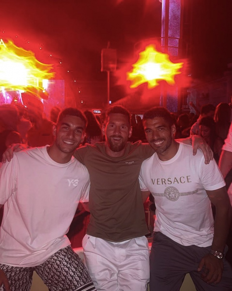 组个三叉戟如何？费兰-托雷斯晒与梅西、苏亚雷斯合影?❤️