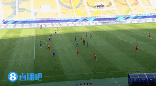 比斯特林还快乐！恩迪亚耶错失超级巨大空门，皮球从他两腿间漏过