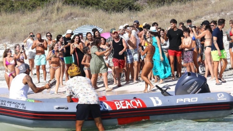 我只是想游个泳......?，梅西在海边被一群球迷围住