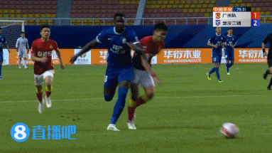 中超奥尼尔?！马尔康闲庭信步连扛三次吴少聪，队友挥霍良机