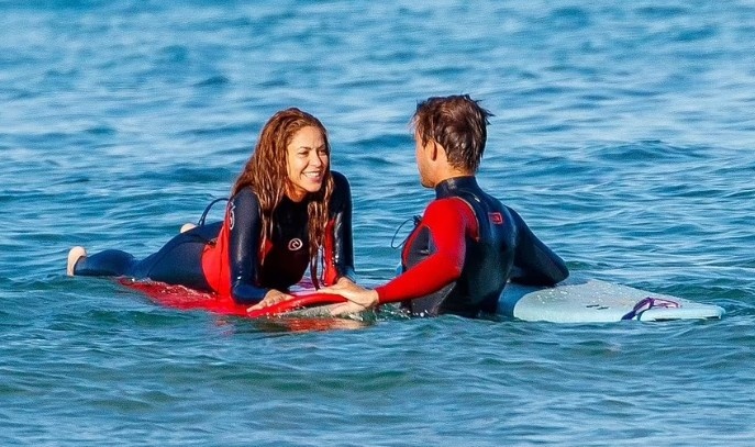 ?邮报独家：夏奇拉和一陌生的英俊男子在西班牙海边冲浪