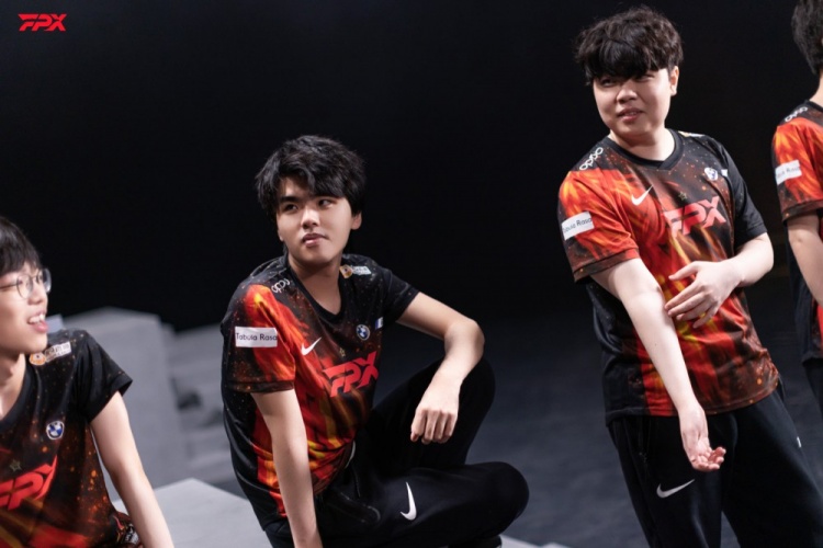 FPX官博分享定妆照库存花絮：齐心携手，脚踏实地，我们志向巅峰