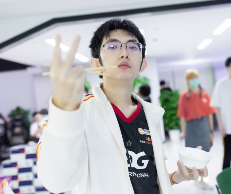 不愧冠军上单!圣枪哥发挥出色 开团输出两开花 给小将上课