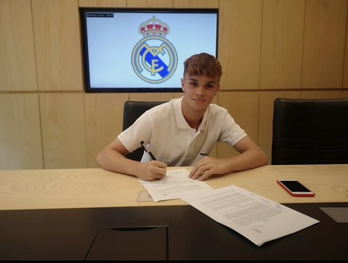 西媒：皇马签下赫罗纳16岁新星埃里克-巴斯克斯