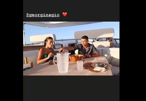 又是一天美好假期!C罗甜蜜为乔治娜夹菜&即兴唱歌❤️?