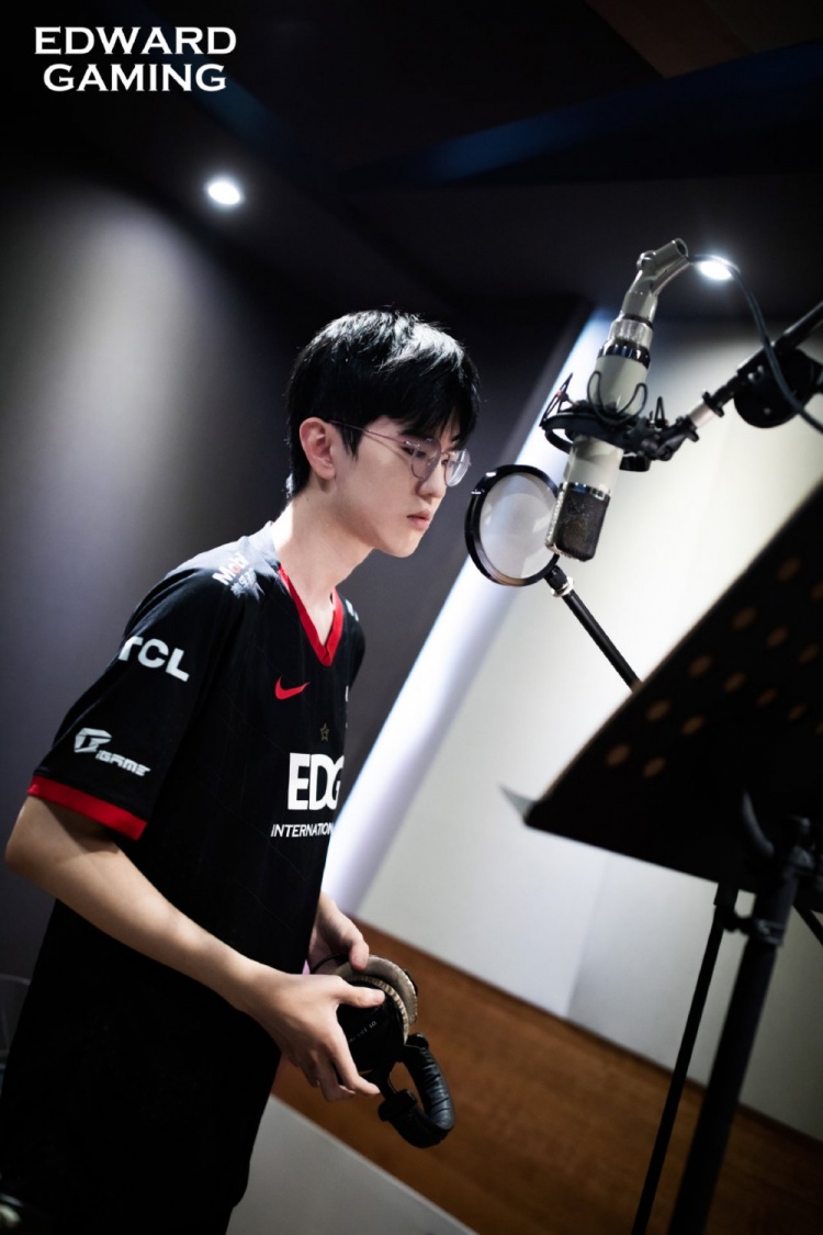 EDG分享Jiejie录音花絮：别的先不谈 氛围这块是绝对拿捏住了