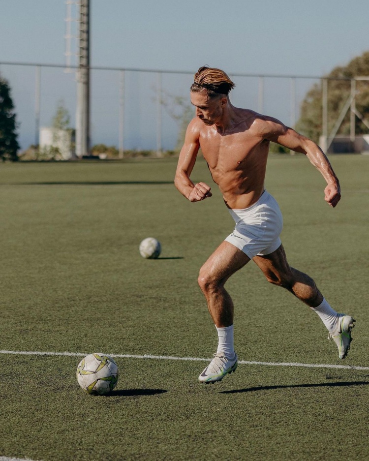 结束假期,格拉利什晒训练照片:我们回来了??♂️⚽️