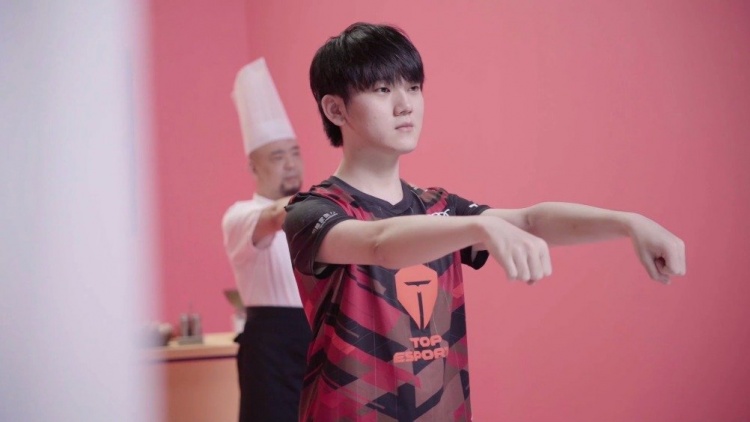 TES更新JackeyLove花絮:要记得跟着做操哦!健康胜过任何幸福