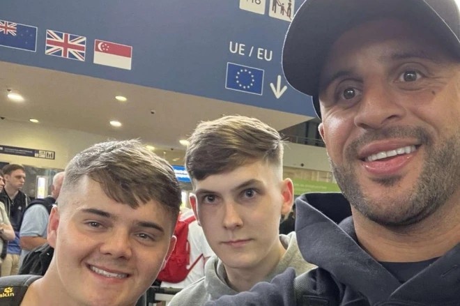 太阳报:沃克度假没租到私人飞机,在机场等航班时与球迷自拍