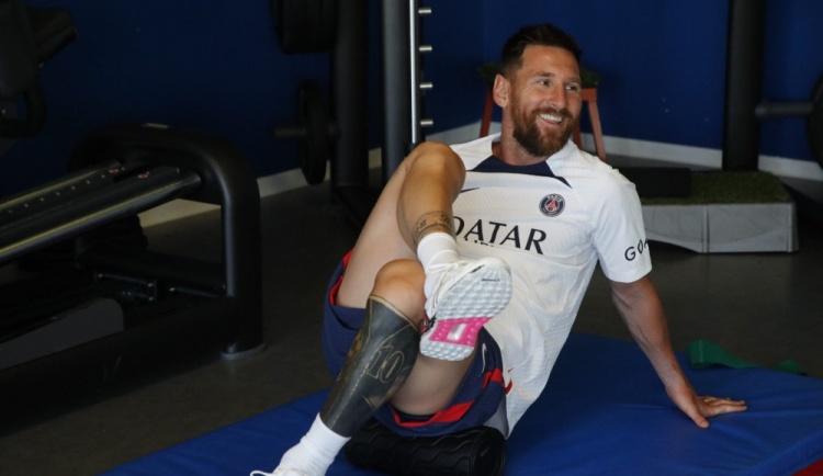 22/23第1天✅梅西社媒晒新赛季体检照片,轻松惬意、喜笑颜开?