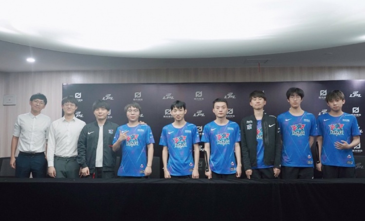 LNG赛后群访 Doinb：一开始我以为五个人抓 看到两个人觉得有点装