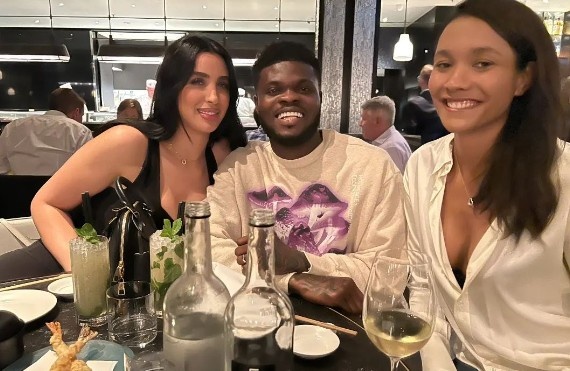 阿森纳中场托马斯妻子更新社媒:晒自拍+超大戒指,本人自拍合集