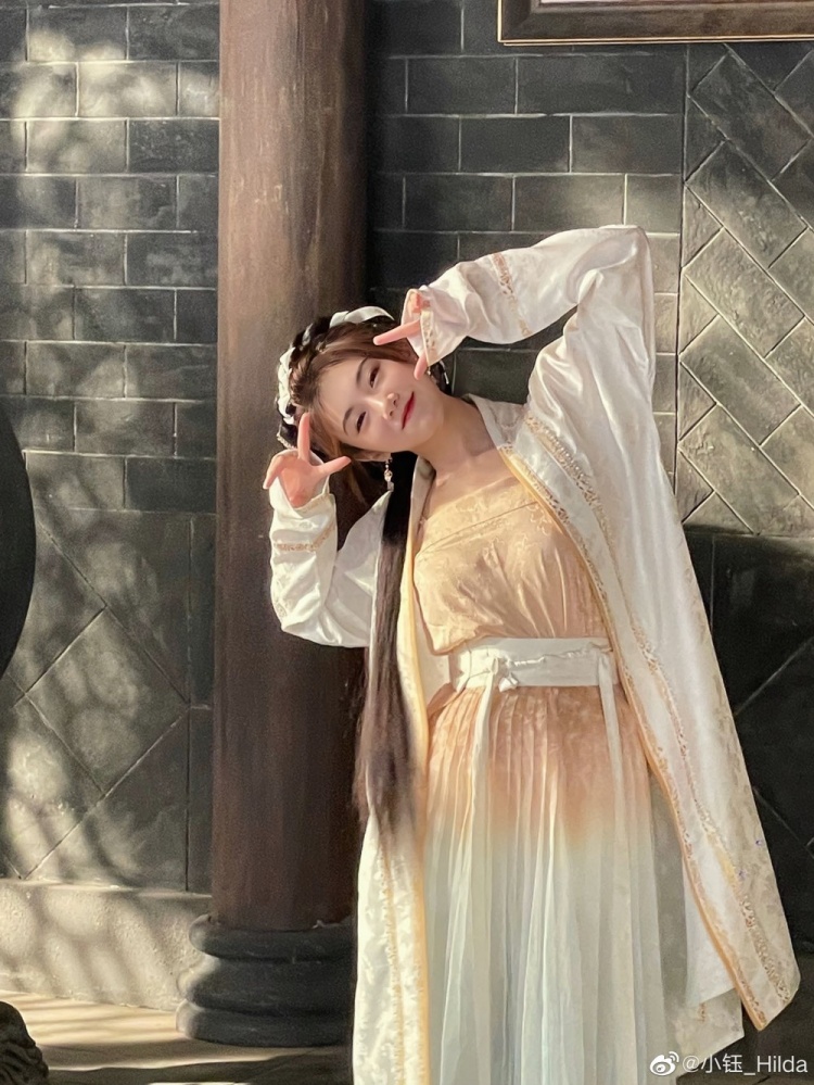 主持小钰晒照：听说江湖上又有新的故事了