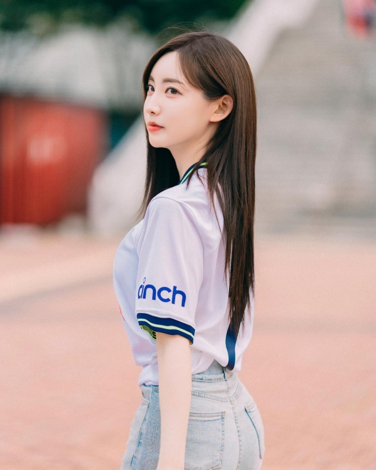 PUBG女主持郭敏善晒照:这天气也太热了吧