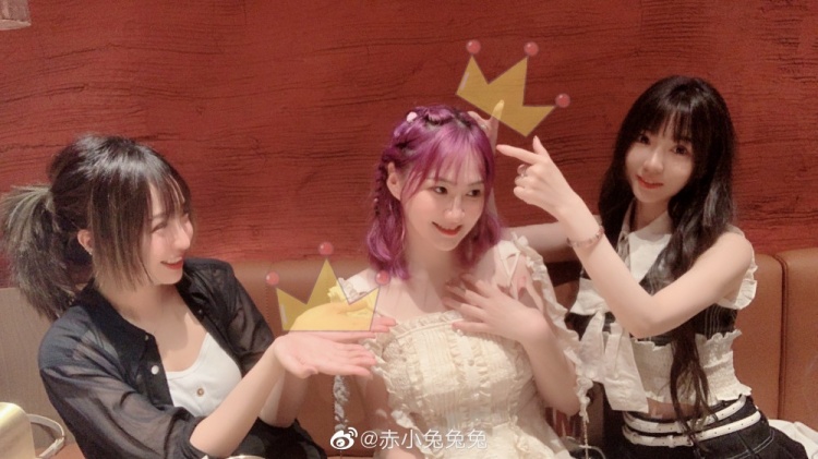 解说赤小兔晒照:祝守望先锋最强女玩家 生日快乐