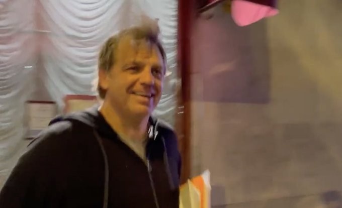 签了谁?记者提问是否已和巴萨谈妥,伯利回应:yes