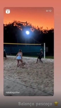 “街头足球女王”！?️内马尔视频晒与好友娜塔莉亚踢网式足球