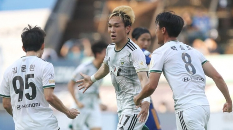 韩国警方接报案称一汽车在路上左右摇晃,到现场发现一日球员酒驾