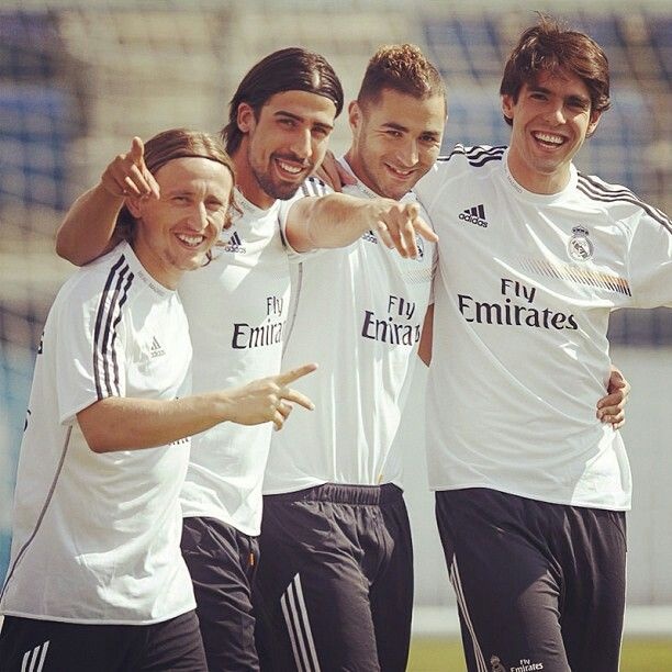 卡卡-本泽马7次合作进球GIF:凌空倒勾破门美如画