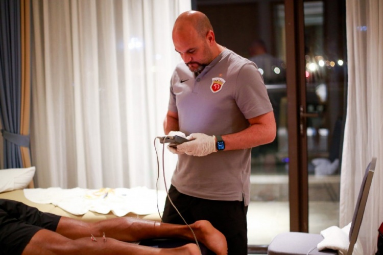 足球报:运动康复专家埃杜已与海港会合,他被称作“海港充电宝”