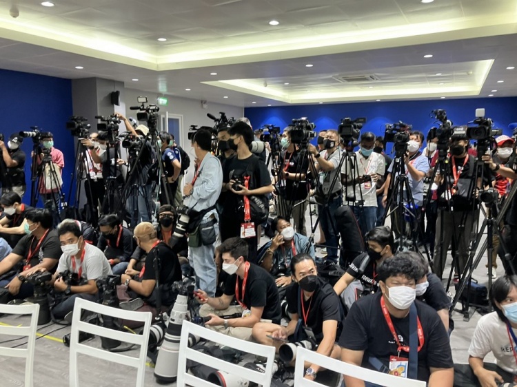 ‘长枪短炮’已就位?滕哈赫赛前发布会,各界媒体现场爆满