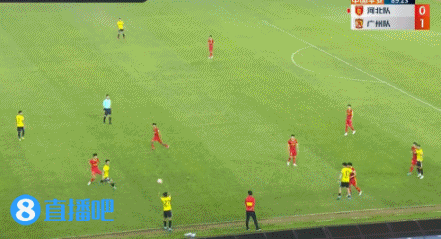 艾菲尔丁无球状态下肘击对手，被裁判直红罚下！