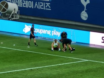 孔蒂季前集训练趴热刺球员,凯恩、孙兴慜、比苏马均瘫倒在地