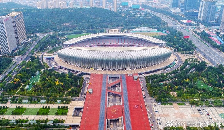 济南奥体中心负责人：场地平时维护的很好，已基本通过足协验收