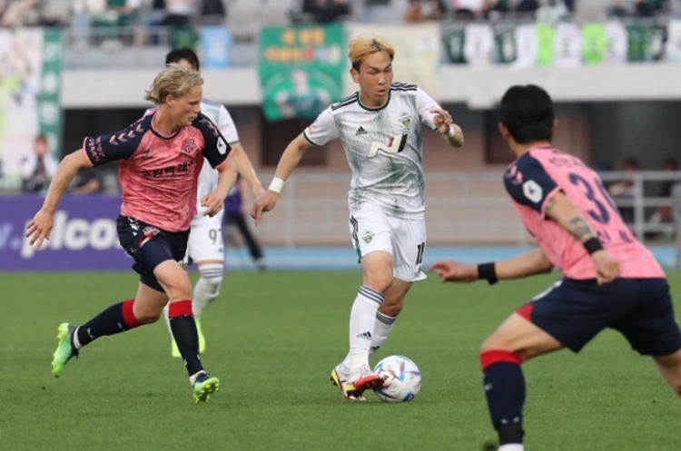 全北官方：与日本外援邦本宜裕解约，球员此前因酒驾被禁赛60天