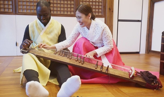 热刺名宿莱德利在韩国参与活动,身穿韩服+弹古筝+佩剑摆POSE