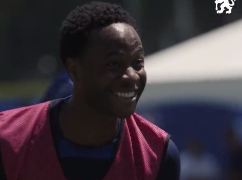 斯特林首练！图赫尔表示对他的加入感到快乐，整个训练场欢声笑语