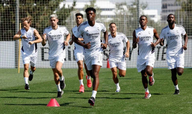 马卡:皇马球员忍耐高温酷暑坚持训练,琼阿梅尼展现良好身体状态