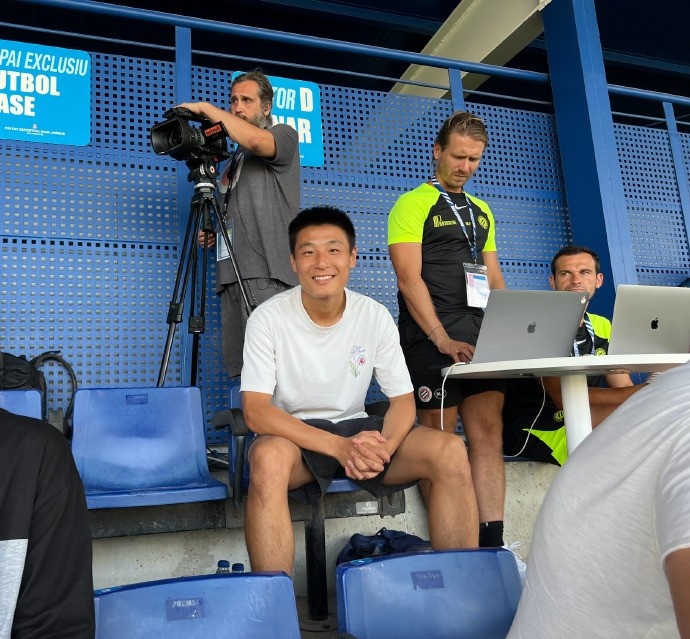 心情不错,身体不适缺席西班牙人热身赛的武磊在场边观战