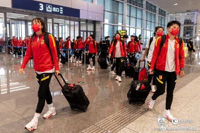 记者：中国男女足东亚杯期间并非“泡泡式管理”，防疫仍是重任
