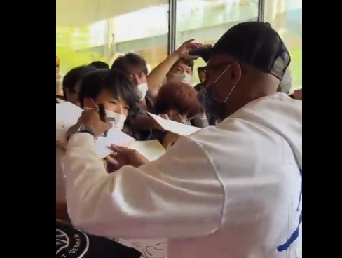 姆总亲自签!?姆巴佩一一满足球迷签名要求,人太多挤爆大厅