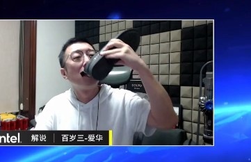 嘴巴真的不会得脚气吗?CSGO解说赛后兑现Flag 用鞋子喝饮品