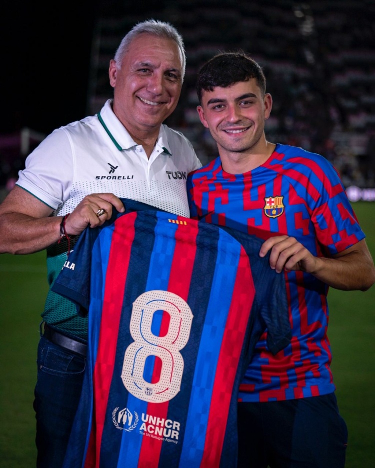 传承!巴萨晒斯托伊奇科夫、佩德里与8号球衣合照