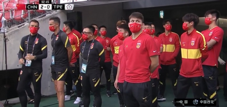 压力来到男足这边!中国男足队员现场观战中国女足2-0取胜