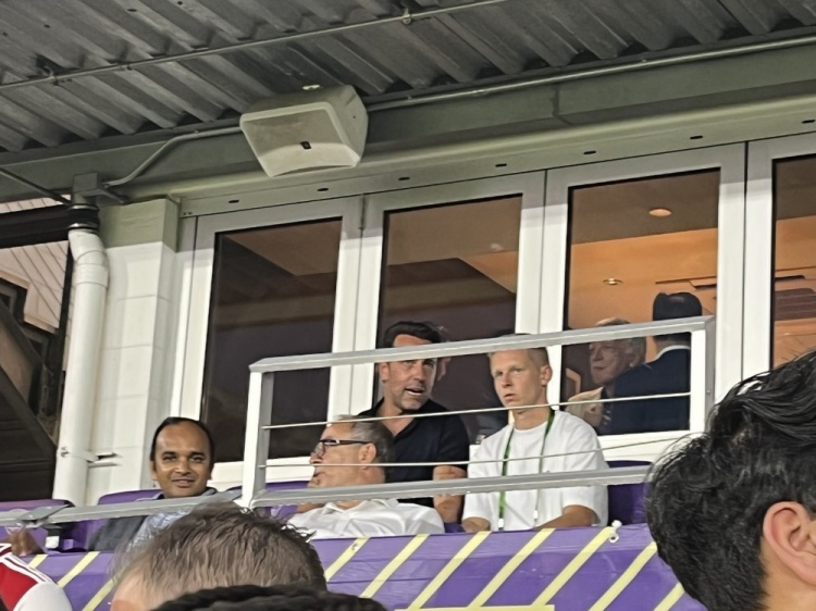 看球宣？记者：津琴科和埃杜今晚将坐在克伦克包厢里看球