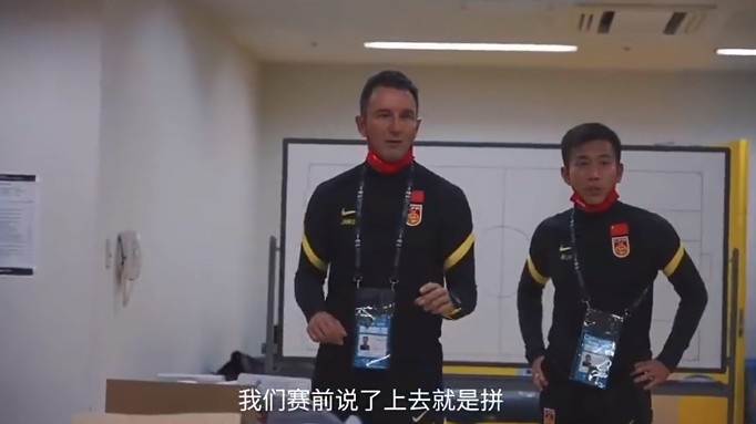 国足东亚杯首战0-3韩国,来看看扬科维奇在更衣室如何鼓舞球员的
